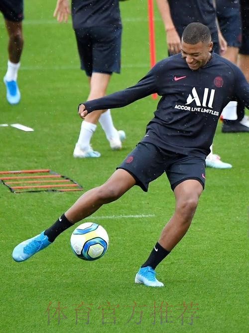 姆巴佩:我能踢所有的位置 会按照教练的安排踢球